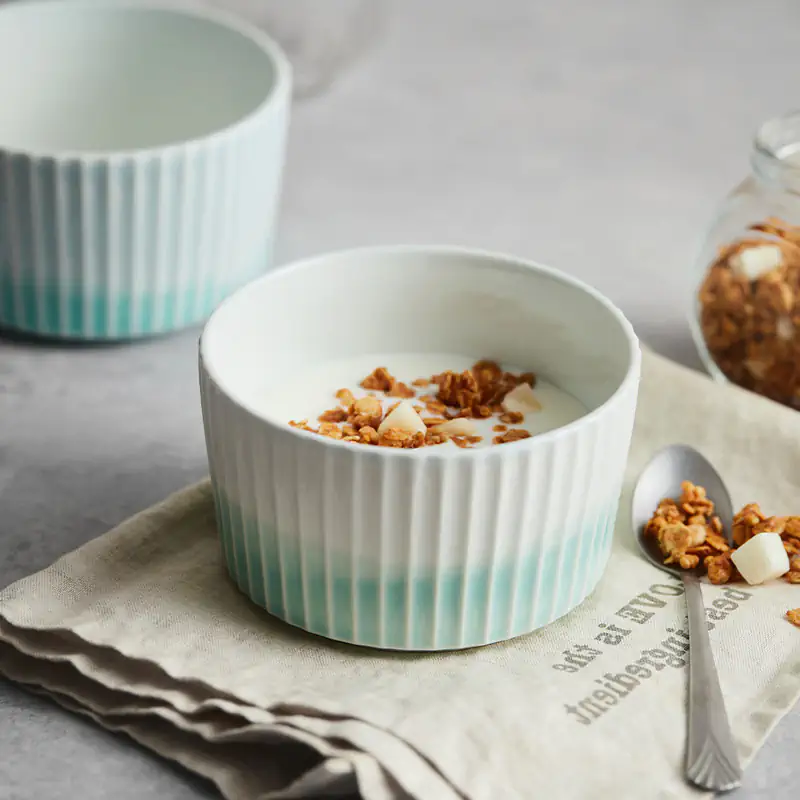 JIWOO Werkstatt — Detailarbeit am Porzellan